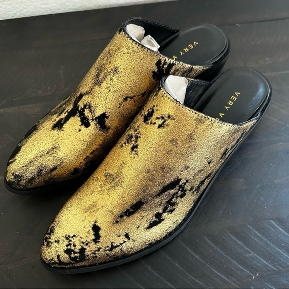 Very Volatile Woman’s Size 8 Black Gold Leather Mule Booties Brand New In Box - Picture 4 of 5